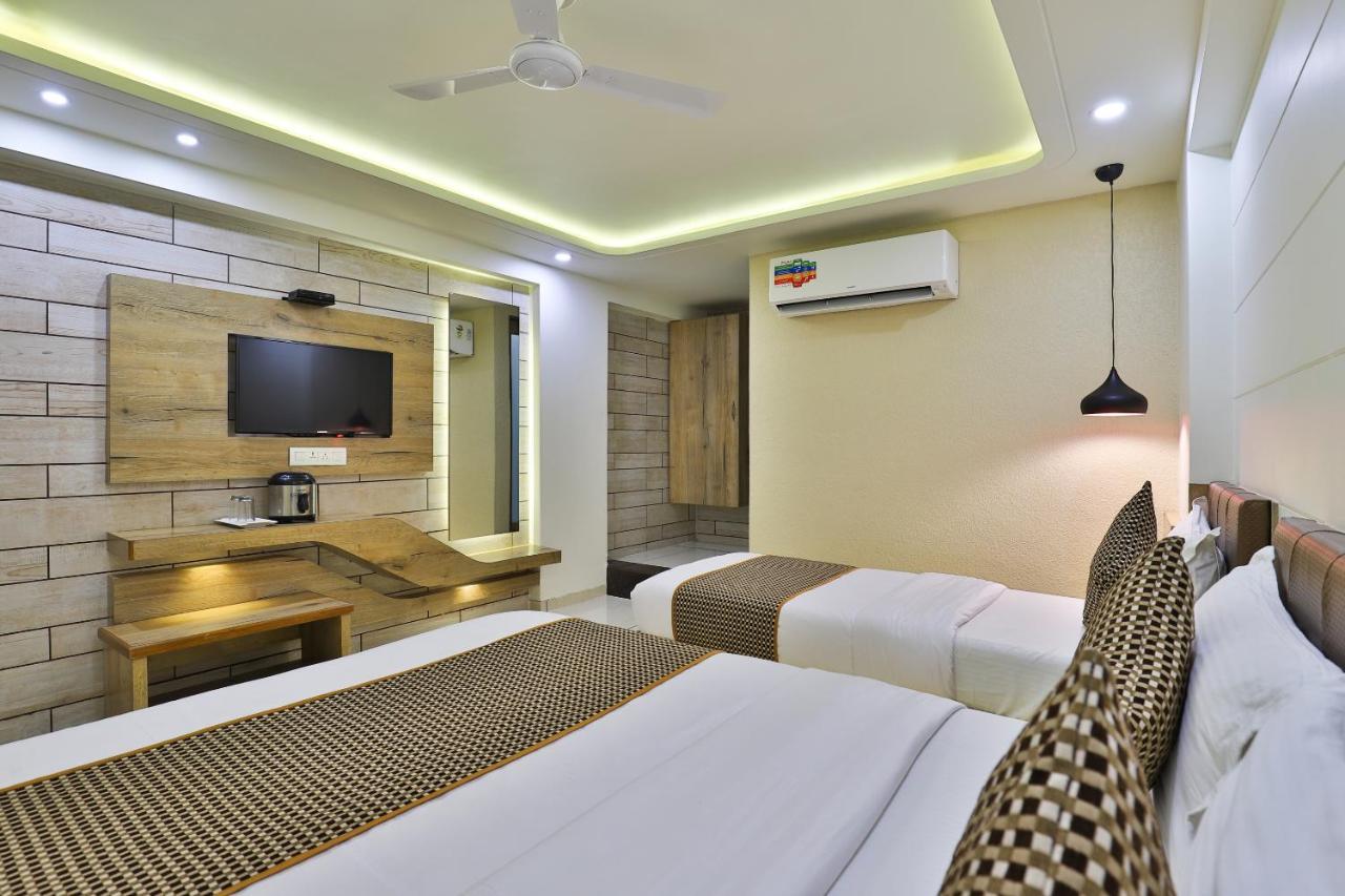 Hotel Pearl Vadodara Exterior photo
