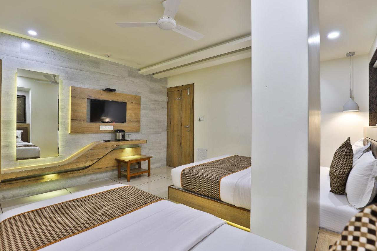 Hotel Pearl Vadodara Exterior photo