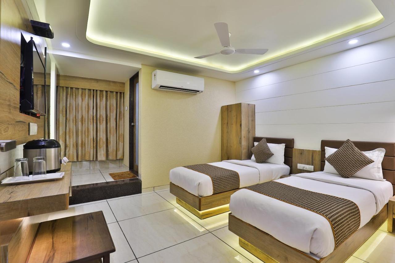 Hotel Pearl Vadodara Exterior photo