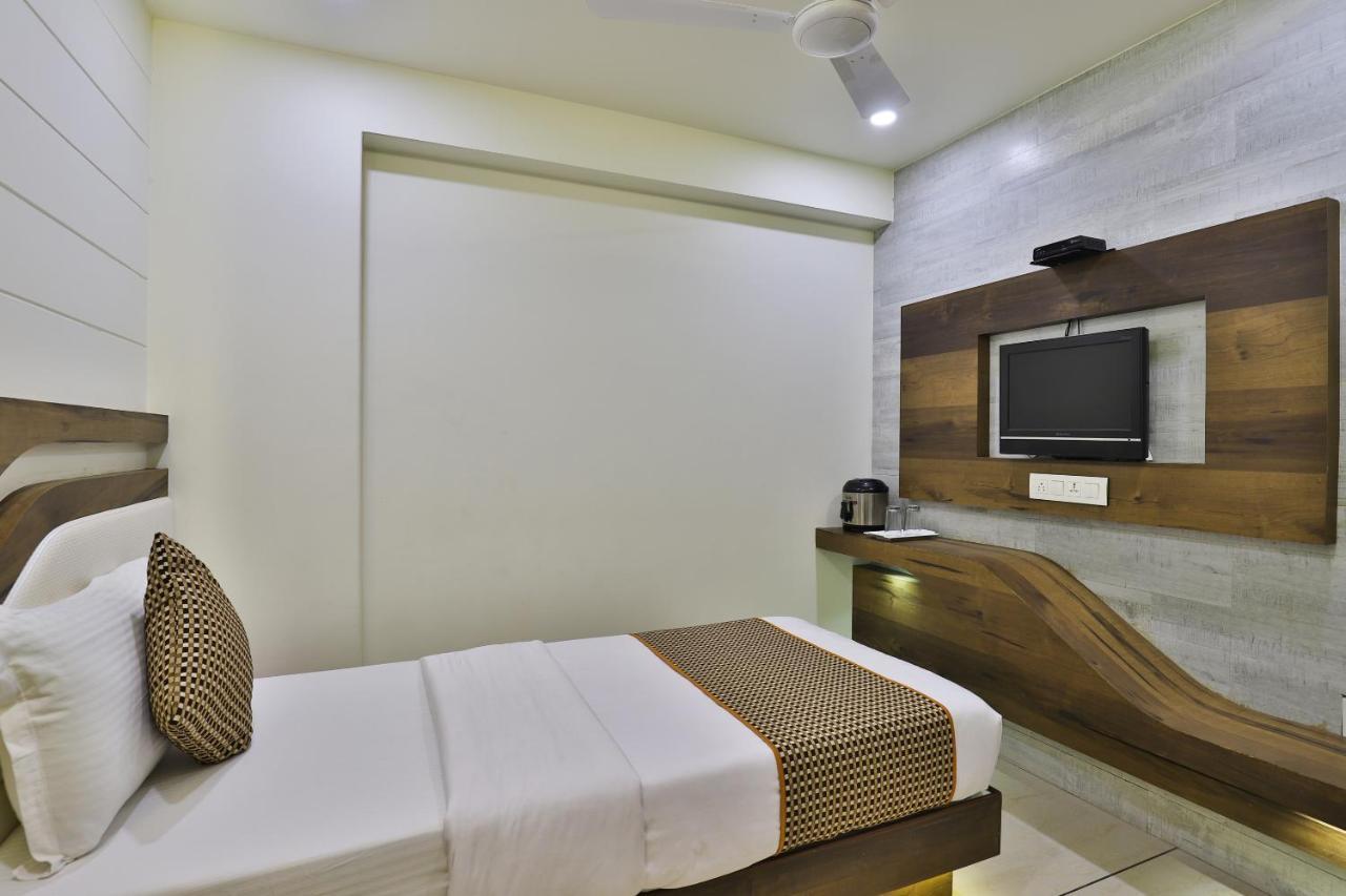 Hotel Pearl Vadodara Exterior photo