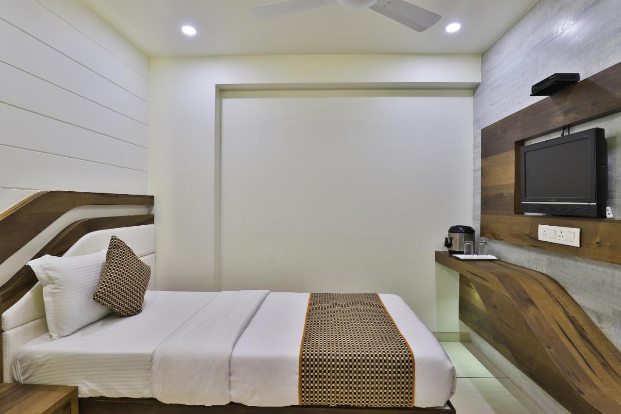 Hotel Pearl Vadodara Exterior photo