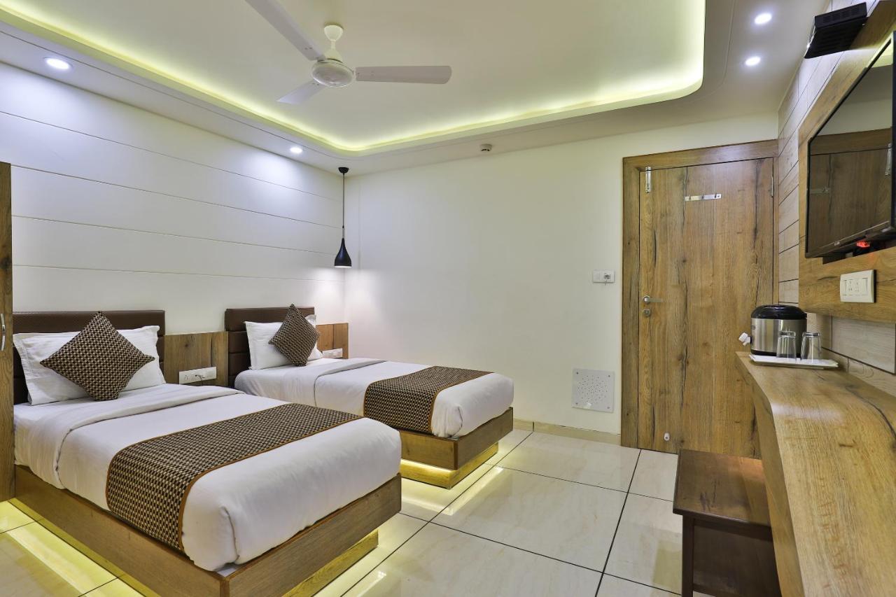 Hotel Pearl Vadodara Exterior photo