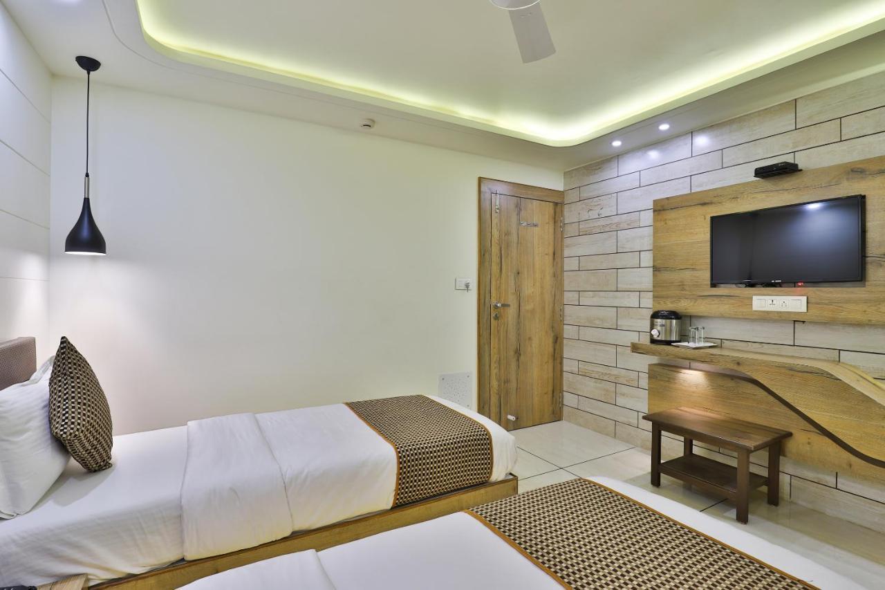 Hotel Pearl Vadodara Exterior photo