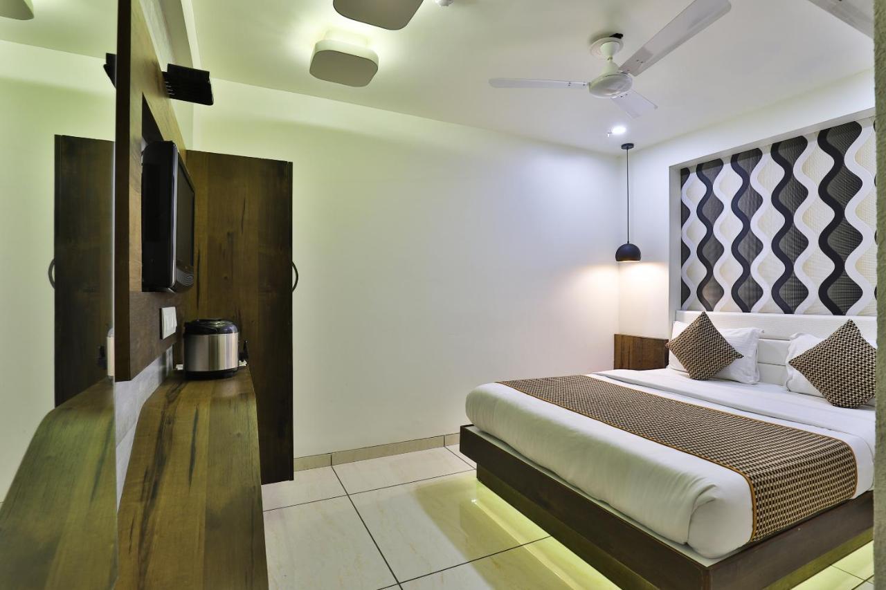 Hotel Pearl Vadodara Exterior photo