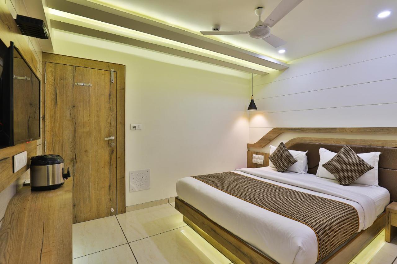 Hotel Pearl Vadodara Exterior photo