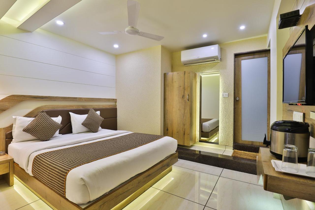 Hotel Pearl Vadodara Exterior photo