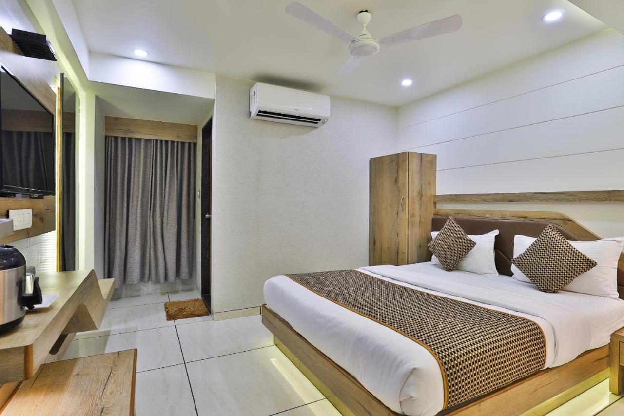 Hotel Pearl Vadodara Exterior photo