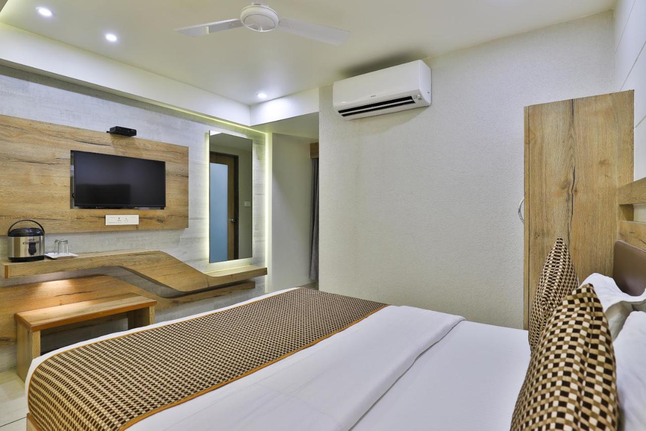 Hotel Pearl Vadodara Exterior photo