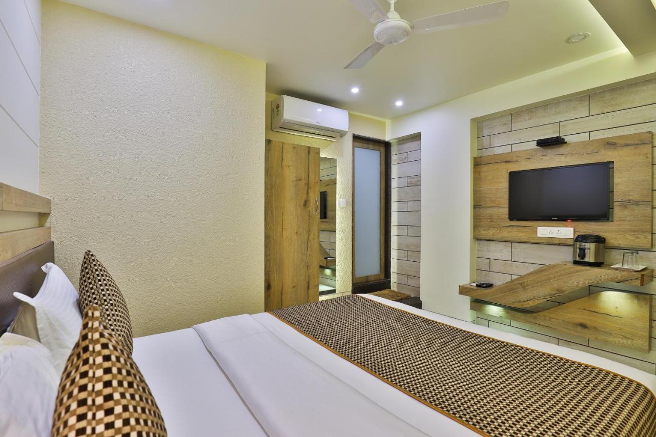 Hotel Pearl Vadodara Exterior photo