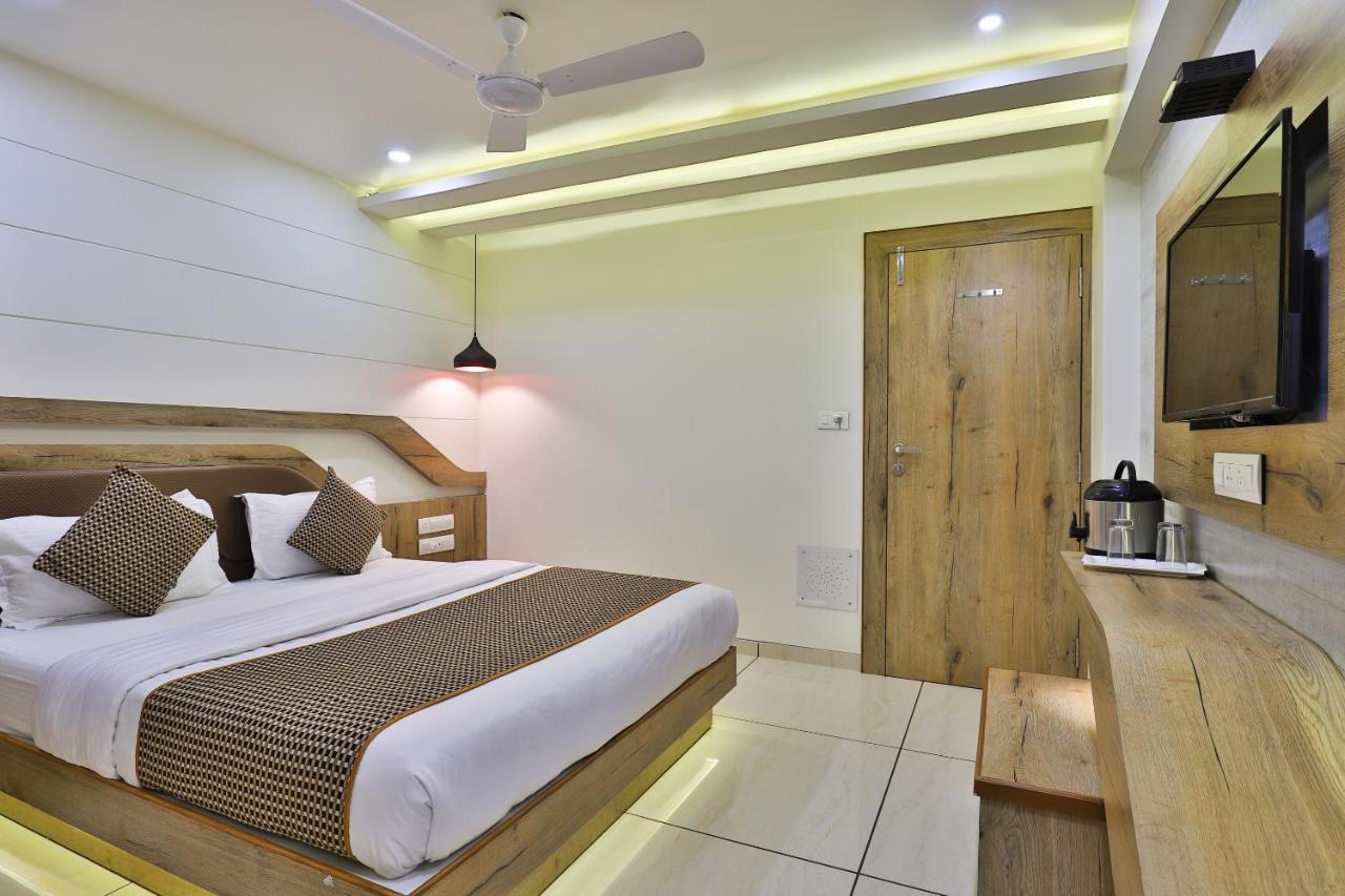 Hotel Pearl Vadodara Exterior photo