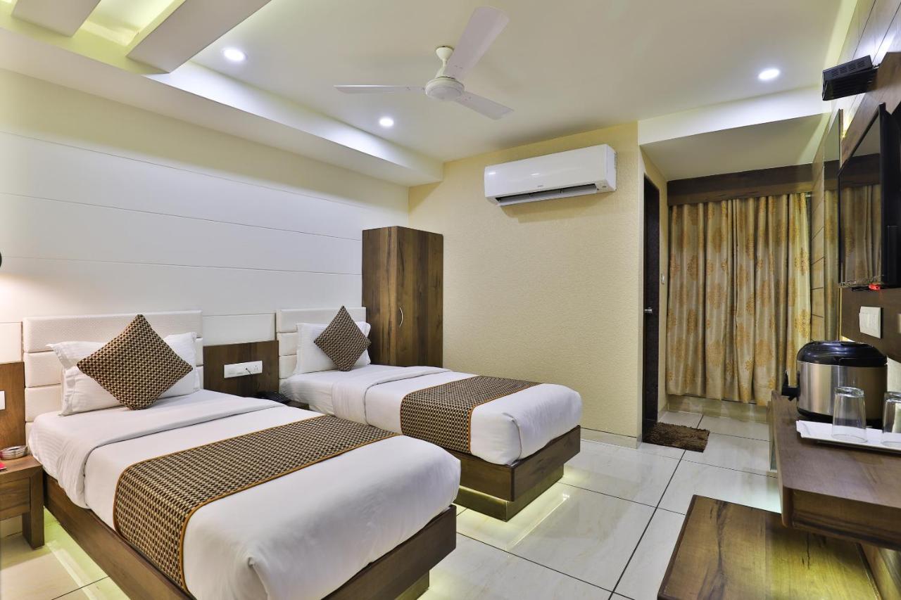 Hotel Pearl Vadodara Exterior photo
