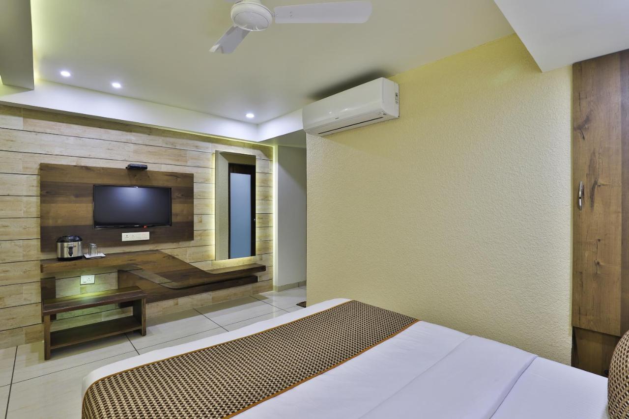 Hotel Pearl Vadodara Exterior photo