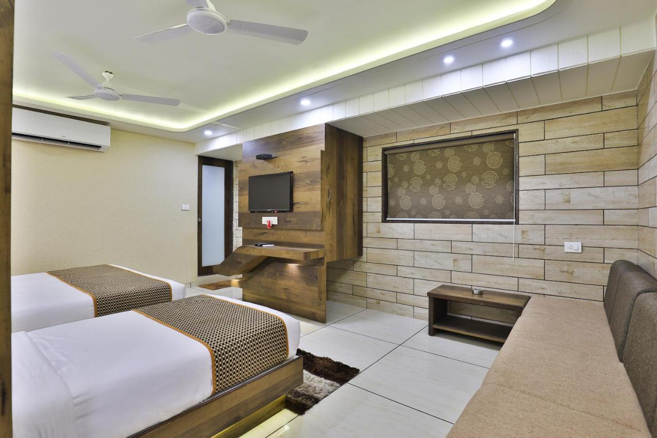 Hotel Pearl Vadodara Exterior photo